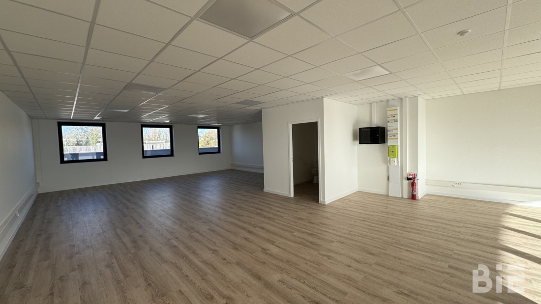 Photo 2 – Vente bureaux	FARGUES SAINT HILAIRE (33370)